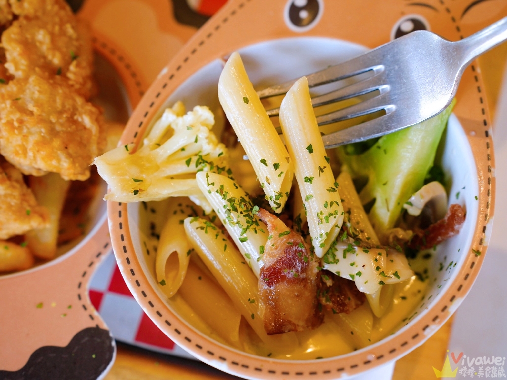 新北三芝美食｜『牛仔莊園』親子餐廳推薦！必吃牧馬人莊園牛排！草原白馬+美式鄉村風超好拍！