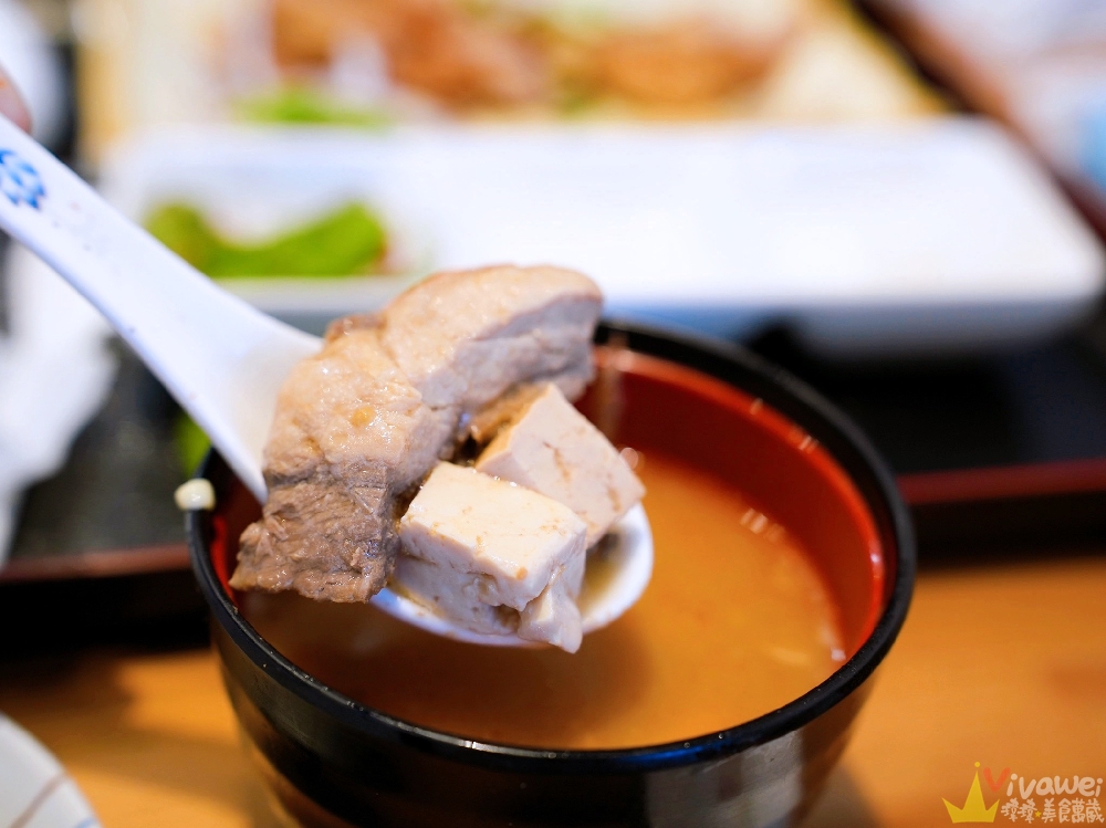 新北萬里美食｜『階梯上食堂』新鮮好吃的生魚片丼飯&日式定食！內用享魚肉味噌湯免費喝到飽！