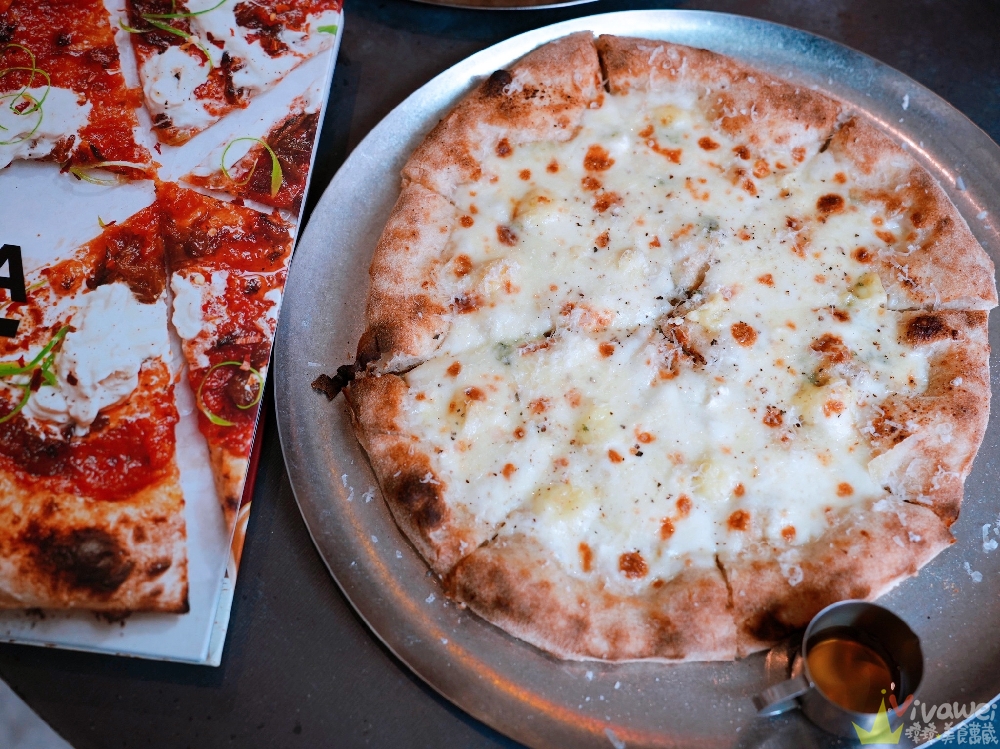 桃園中壢美食｜『品手感披薩 Pin Pizza Bar』內壢現烤披薩香氣逼人！招牌阿山哥鹹豬肉披薩&五種起司披薩！