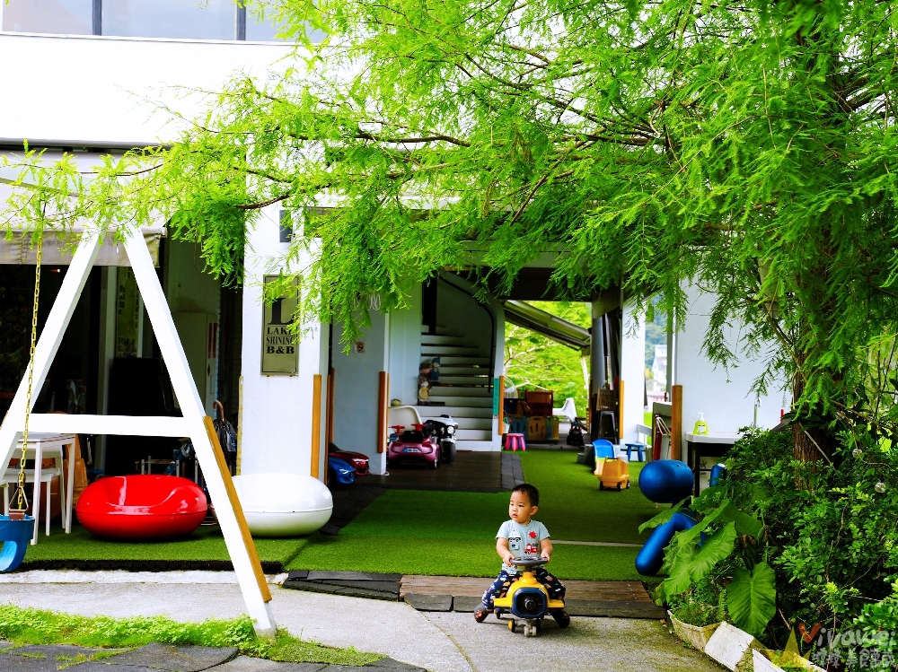 宜蘭冬山住宿｜『湖漾189風格旅店』梅花湖旁的親子民宿推薦～電動車+沙池+戲水池+室內遊戲區+手作早餐一次滿足～綠映親子房開箱！
