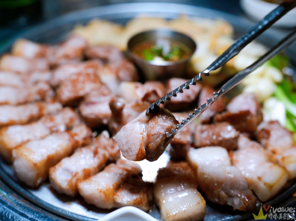 韓國釜山美食｜『釜山宅烤肉』西面站燒肉推薦！必吃厚切五花肉+豬頸肉拼盤！帥哥歐巴代烤超加分！