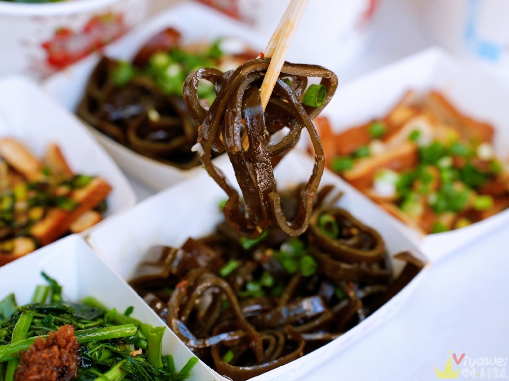 苗栗市美食｜『簡單拌』隱藏版的銅板價麵店小吃！紅蔥拌麵超香,麻醬麵自己磨麻醬～還有紅油炒手+滷味！