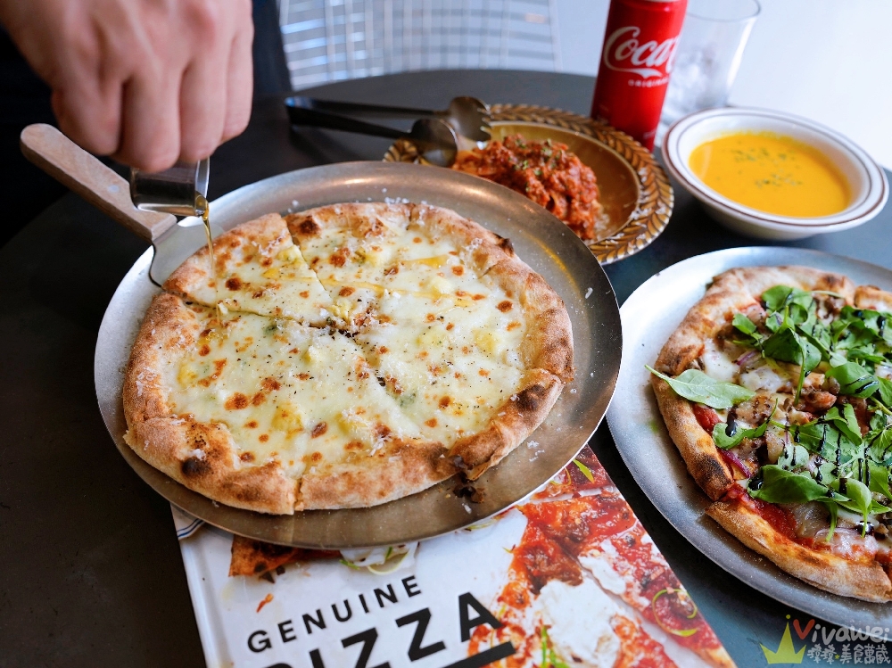 桃園中壢美食｜『品手感披薩 Pin Pizza Bar』內壢現烤披薩香氣逼人！招牌阿山哥鹹豬肉披薩&五種起司披薩！
