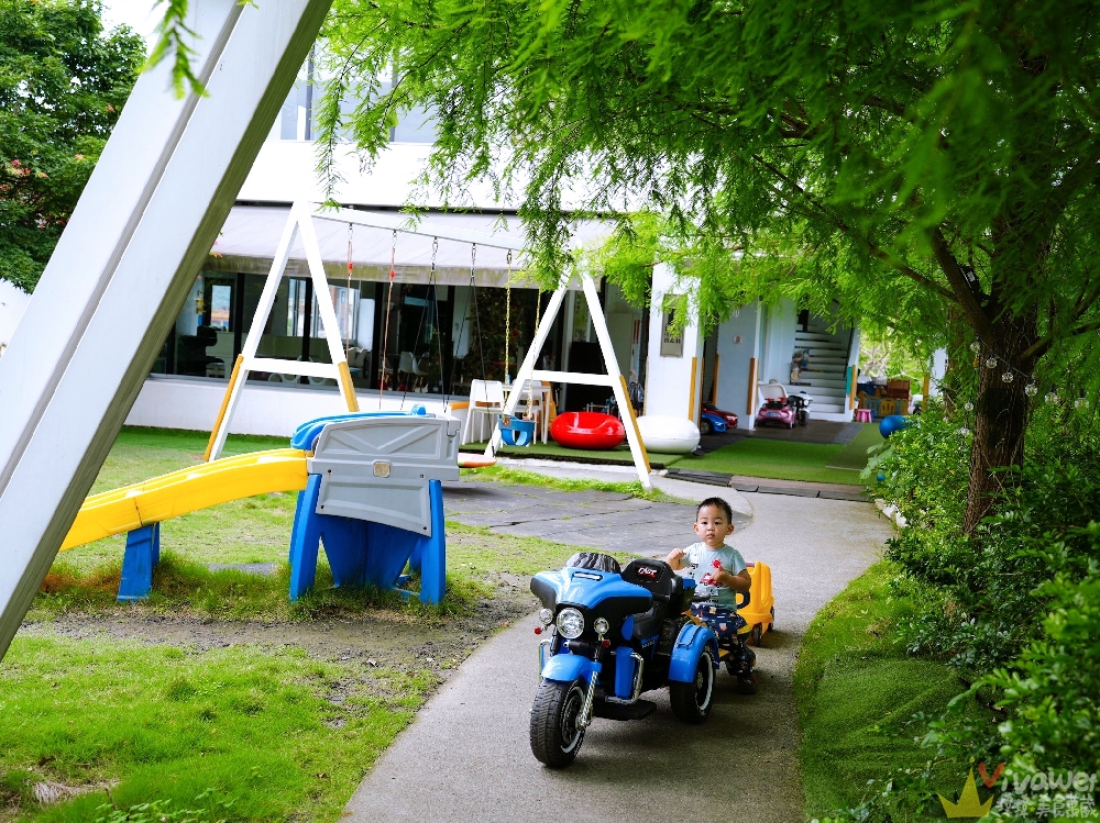 宜蘭冬山住宿｜『湖漾189風格旅店』梅花湖旁的親子民宿推薦～電動車+沙池+戲水池+室內遊戲區+手作早餐一次滿足～綠映親子房開箱！