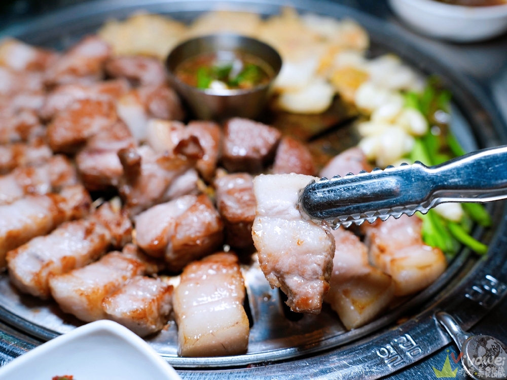 韓國釜山美食｜『釜山宅烤肉』西面站燒肉推薦！必吃厚切五花肉+豬頸肉拼盤！帥哥歐巴代烤超加分！