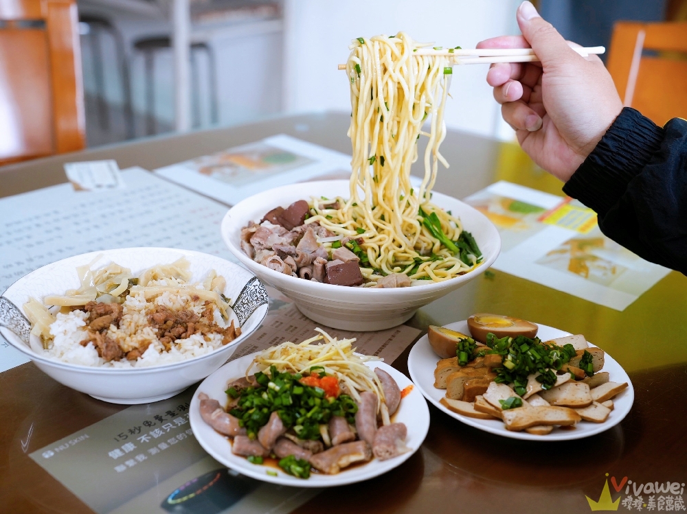 苗栗後龍美食｜『阿國小吃店』平日限定！免費加湯加麵超佛心！在地人激推綜合油麵必吃～韭菜醬油更是靈魂！