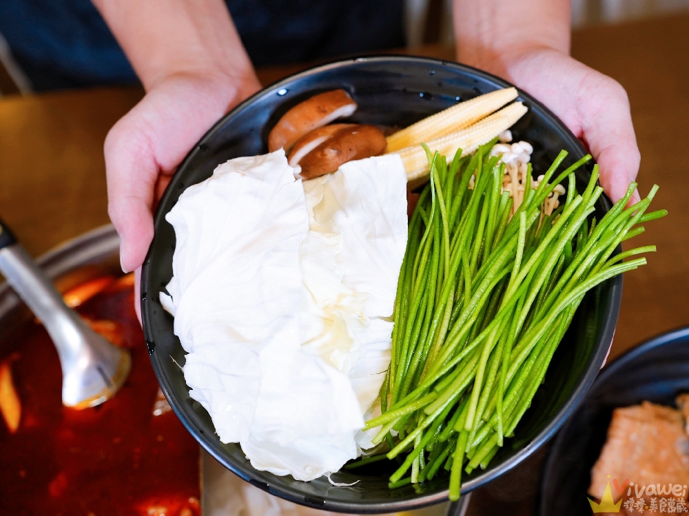 桃園市美食｜『鐵木真麻辣鴛鴦火鍋』在地開業多年的單點傳統台式麻辣鍋～鴨血和豆腐免費續加！