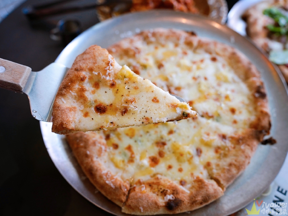 桃園中壢美食｜『品手感披薩 Pin Pizza Bar』內壢現烤披薩香氣逼人！招牌阿山哥鹹豬肉披薩&五種起司披薩！