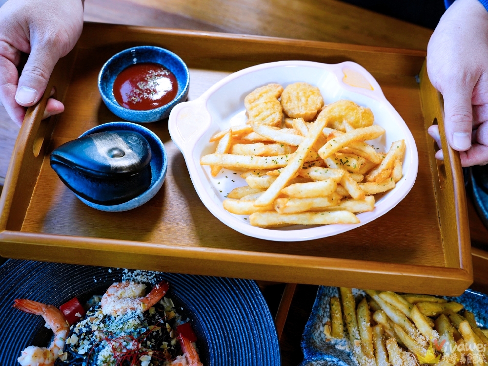 苗栗後龍美食｜『烏色咖啡-高鐵旗艦店』全新開幕！帶有客家元素的黑色質感系餐廳！有正餐料理及後龍店限定的雞蛋糕！