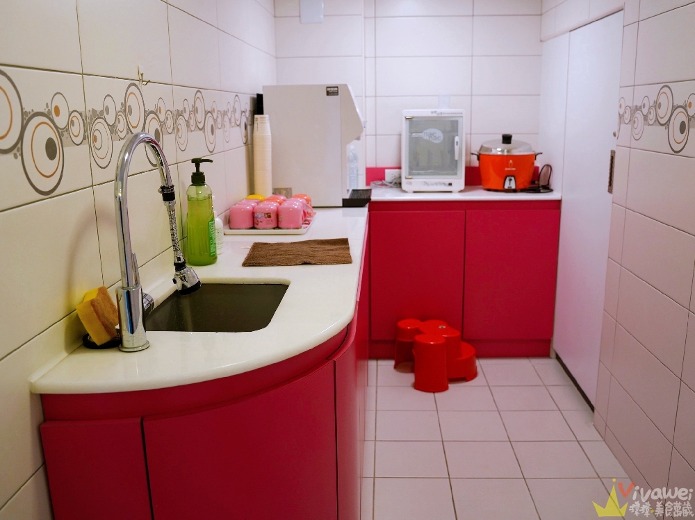 宜蘭羅東住宿｜『宜蘭羅東Candy民宿』夢幻糖果屋親子民宿~室內球池溜滑梯+電動車+正版樂高積木牆+溜滑梯房型開箱！