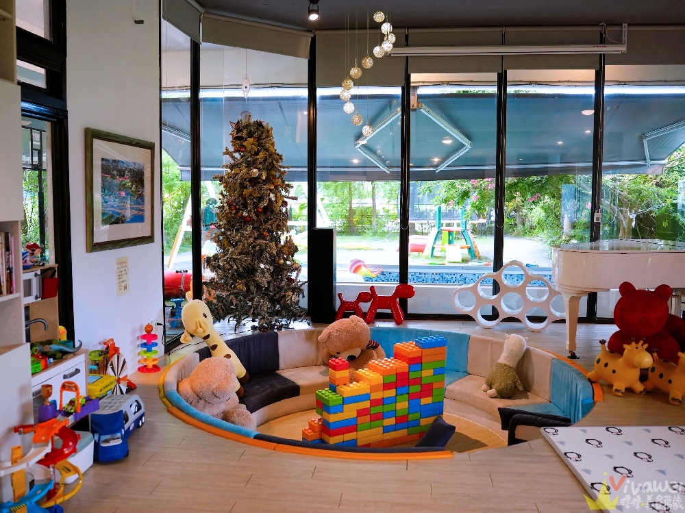 宜蘭冬山住宿｜『湖漾189風格旅店』梅花湖旁的親子民宿推薦～電動車+沙池+戲水池+室內遊戲區+手作早餐一次滿足～綠映親子房開箱！