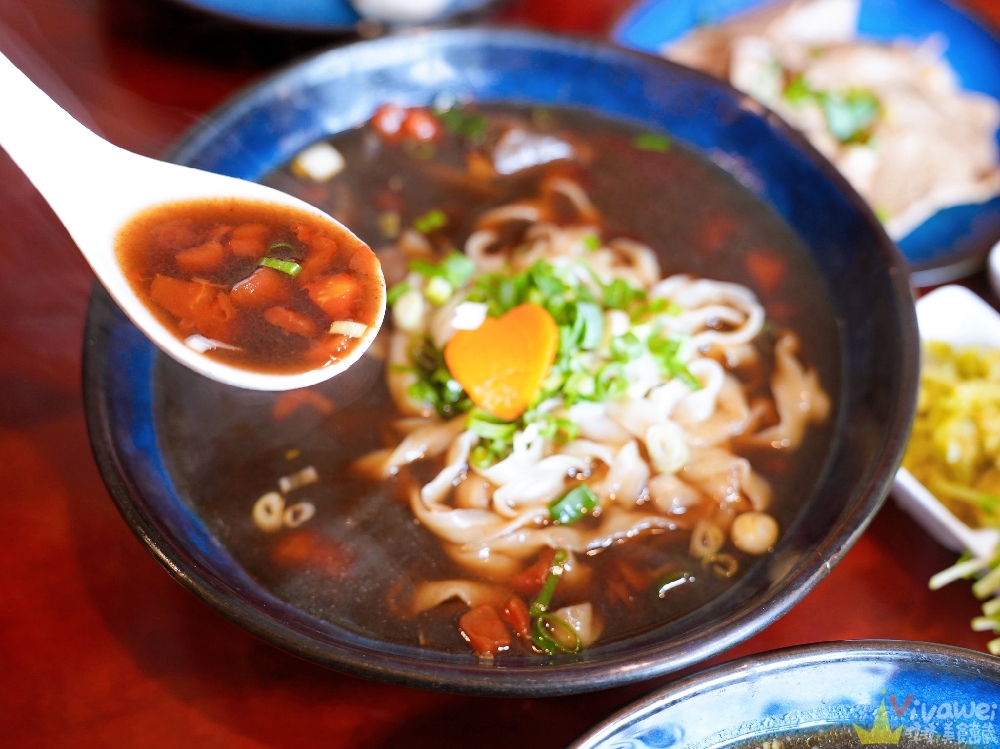 苗栗大湖美食｜『牛宮牛肉麵』大湖晚餐新選擇！免費停車+創意牛肉麵！必吃刺身菲力牛肉麵+手工水餃超有記憶點！