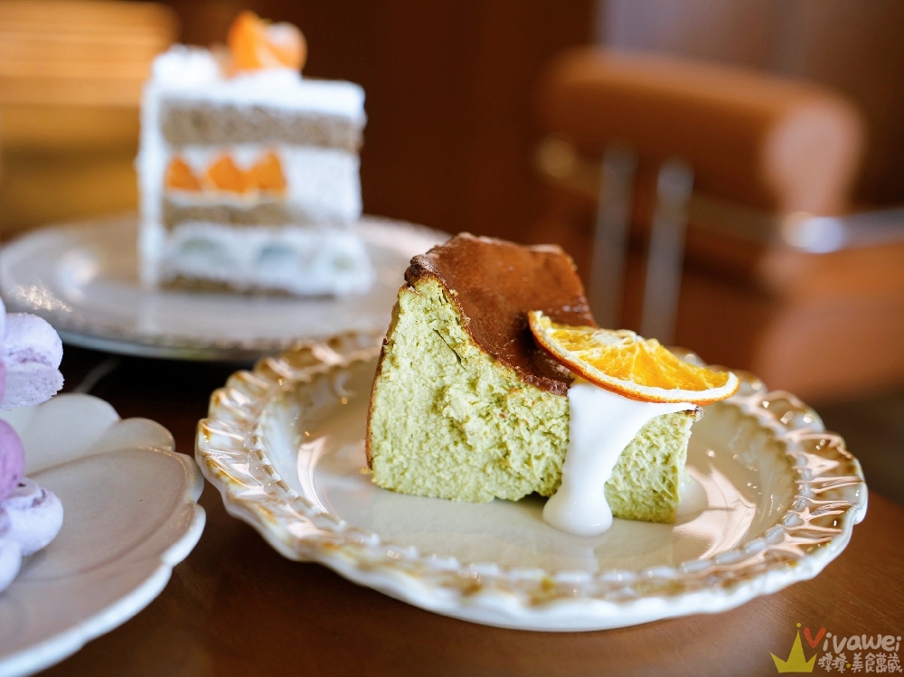 苗栗市美食｜『LI CAFE』近苗栗車站的質感系甜點咖啡店！必吃焙茶水果戚風&藍莓乳酪馬卡龍&奶蓋烏龍巴斯克！