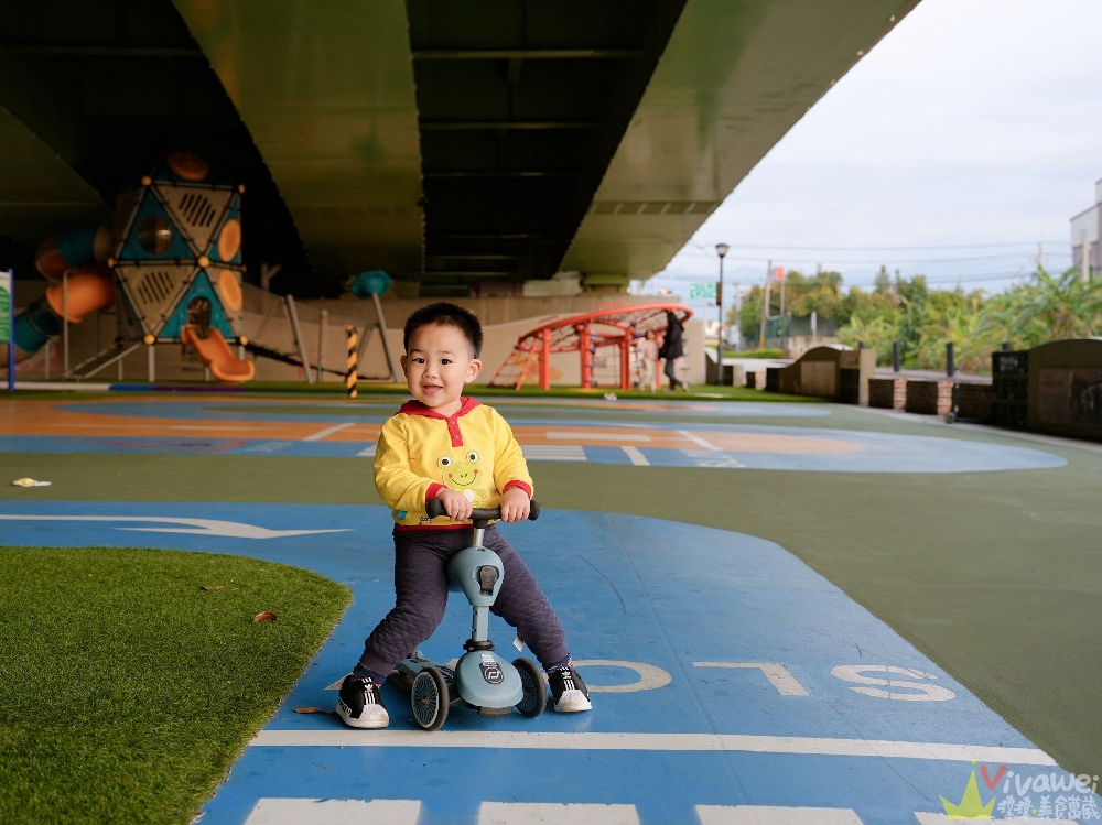 苗栗頭份親子景點｜『頭份滑步車公園』橋下不怕下雨！滑步車賽道+太空遊戲場～免費放電公園完整開箱