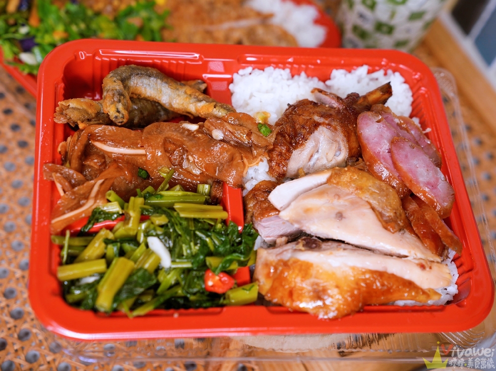 桃園中壢美食｜『一品香飲食店』中原超強排隊便當店！均一價100元！配菜超有誠意~必吃炸雞排便當加辣！