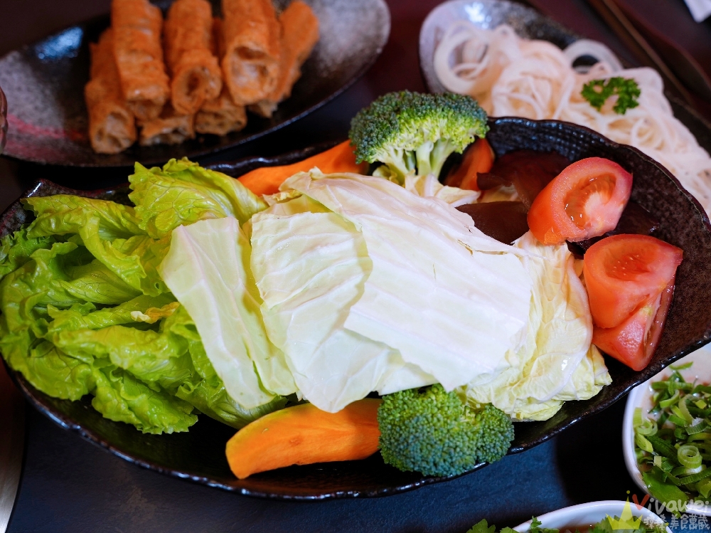 桃園市美食｜『岩漿火鍋-桃園中正店』桃園麻辣火鍋推薦！藝文特區高級質感鍋物~鍋底免費續加還能外帶！