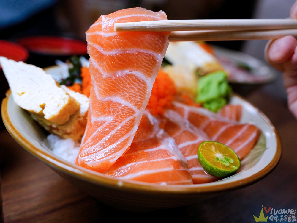 桃園平鎮美食｜『壹鮨丼』平價壽司及生魚片丼飯！內用享湯品及熱茶免費暢飲！