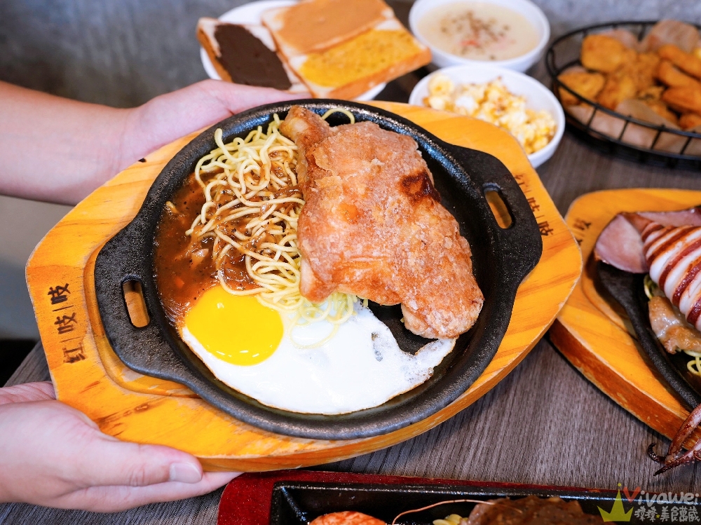 苗栗市美食｜『紅吱吱平價牛排館-苗栗店』排餐只要180元起~可免費加麵一次！自助吧享濃湯,爆米花,抹醬吐司,冷熱飲,霜淇淋免費吃到飽！