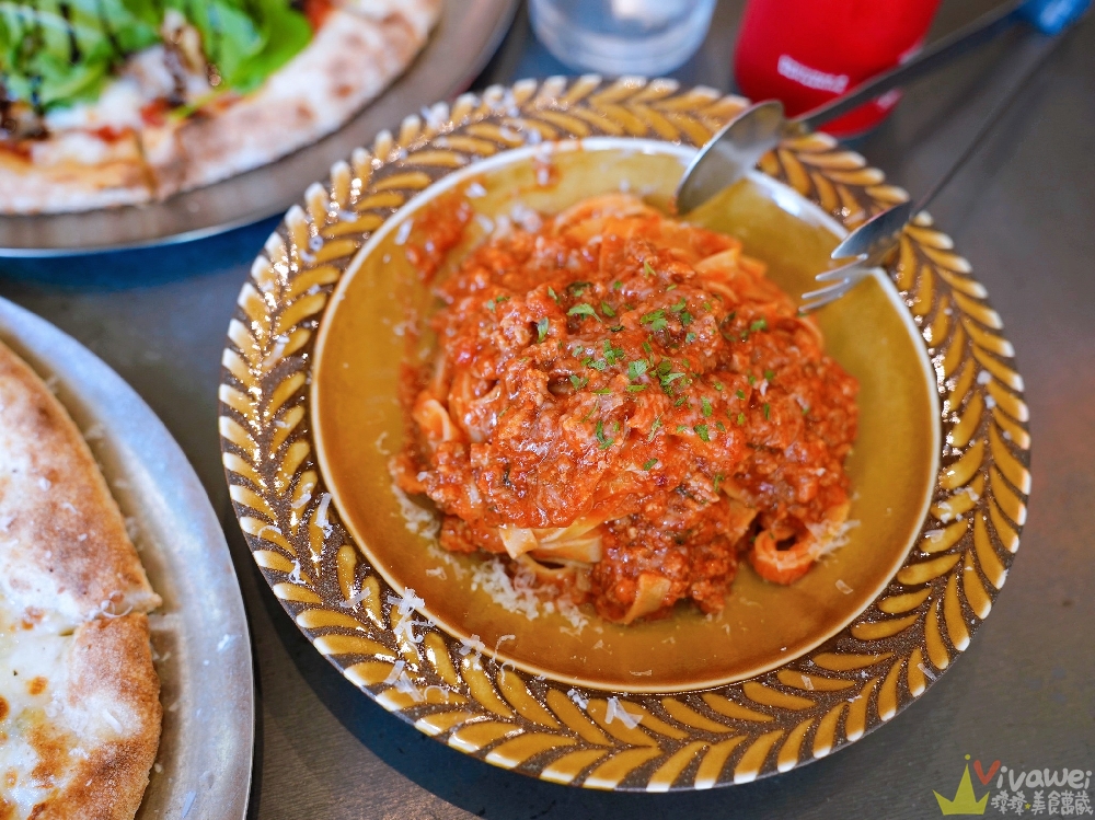 桃園中壢美食｜『品手感披薩 Pin Pizza Bar』內壢現烤披薩香氣逼人！招牌阿山哥鹹豬肉披薩&五種起司披薩！