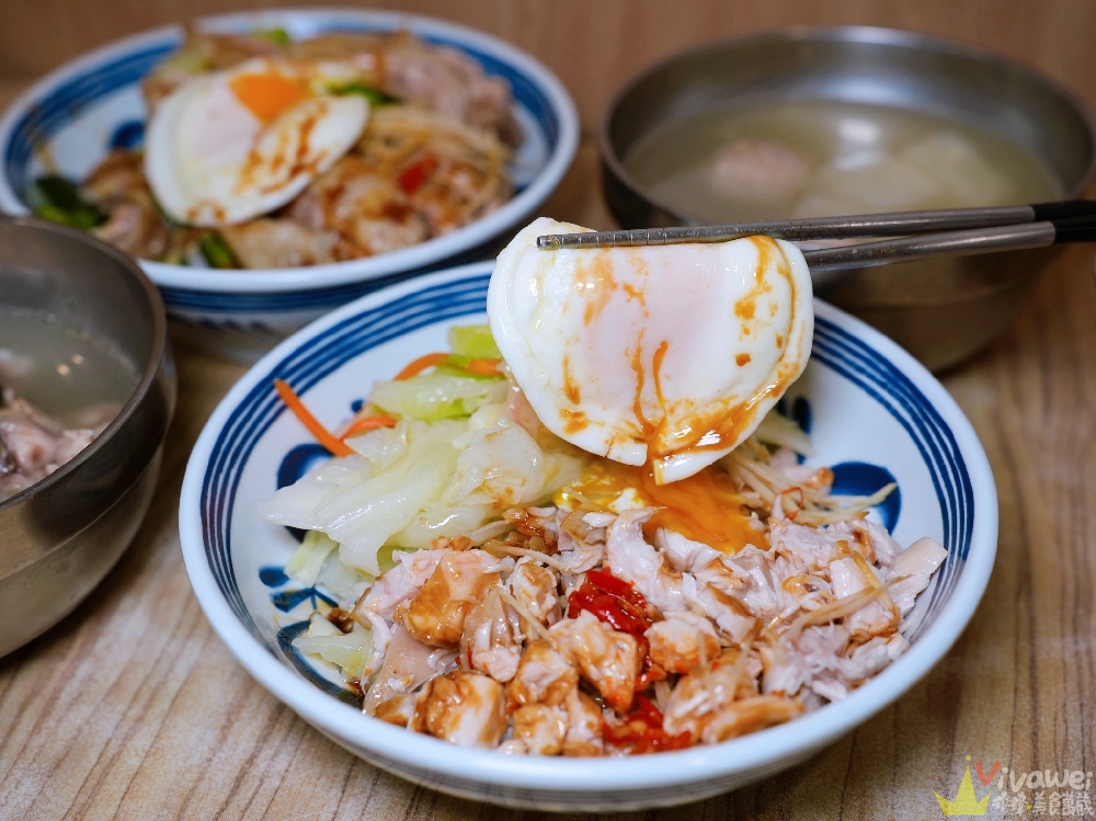 台北信義美食｜『富春雞肉』吳興街排隊熱門小吃！必吃高CP值雞腿飯～雙倍肉量更滿足！