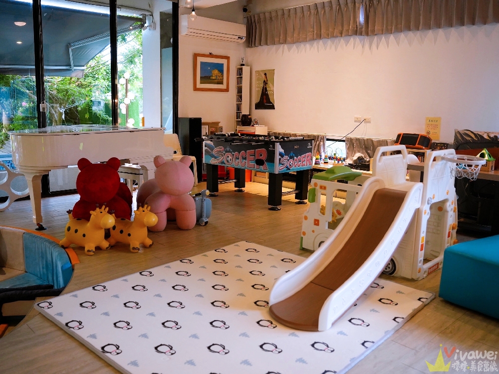 宜蘭冬山住宿｜『湖漾189風格旅店』梅花湖旁的親子民宿推薦～電動車+沙池+戲水池+室內遊戲區+手作早餐一次滿足～綠映親子房開箱！