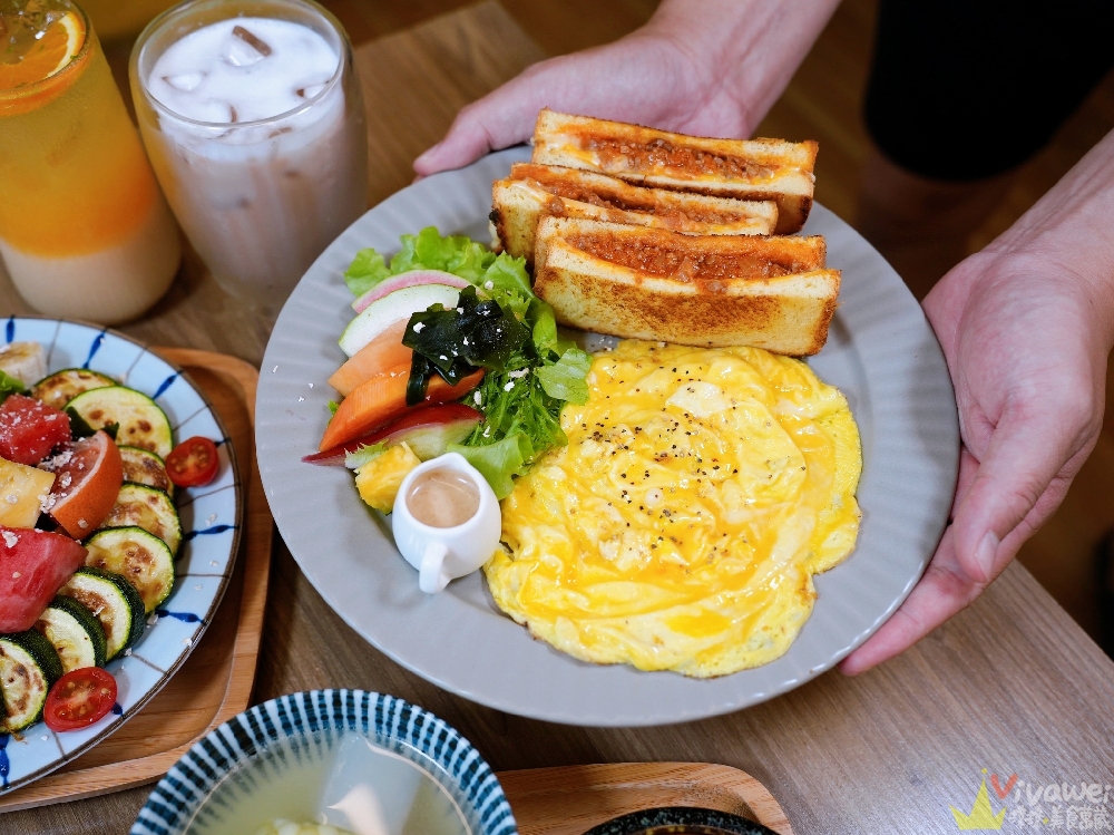 台中市美食｜『阿飛Brunch』台中火車站人氣早午餐！必點肉醬乳酪熱壓吐司&香料熟成咖哩牛～森林系空間超療癒！