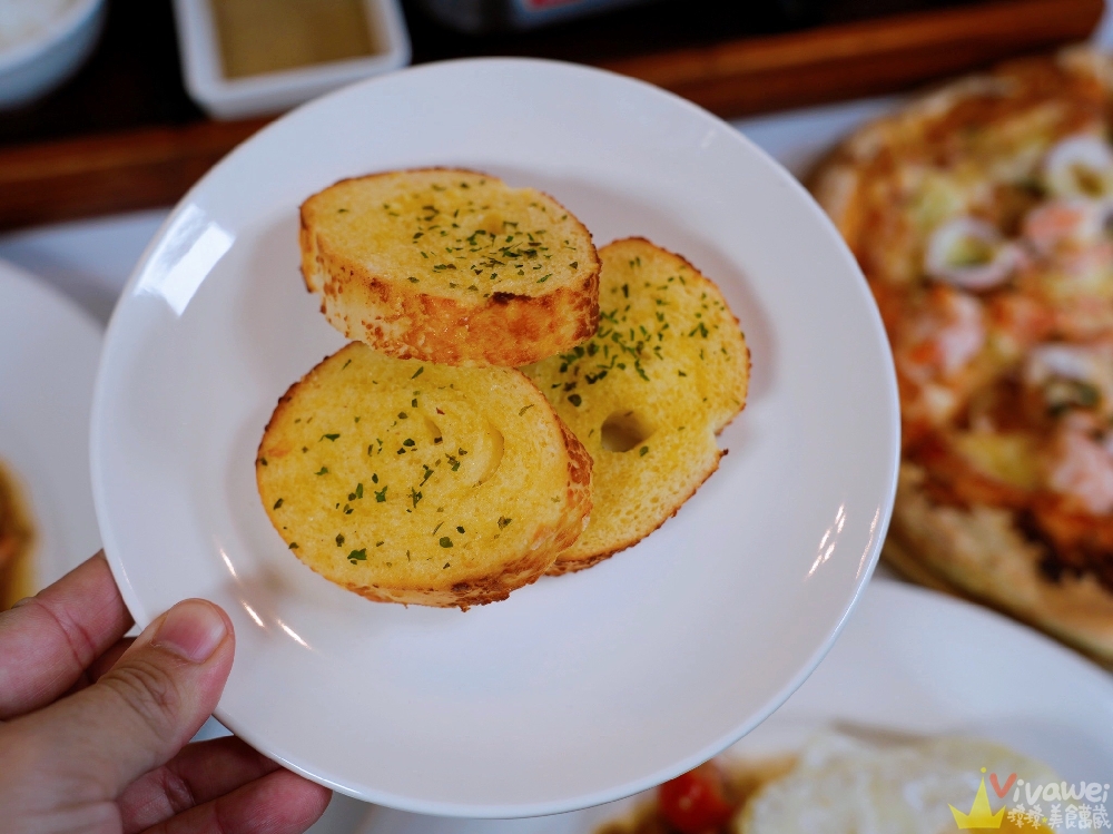 苗栗獅潭美食｜『光之彩庭園餐廳』附設免費停車位！親子友善&輪椅友善&寵物友善的舒適用餐空間～有義大利麵,火鍋,披薩,甜點下午茶!