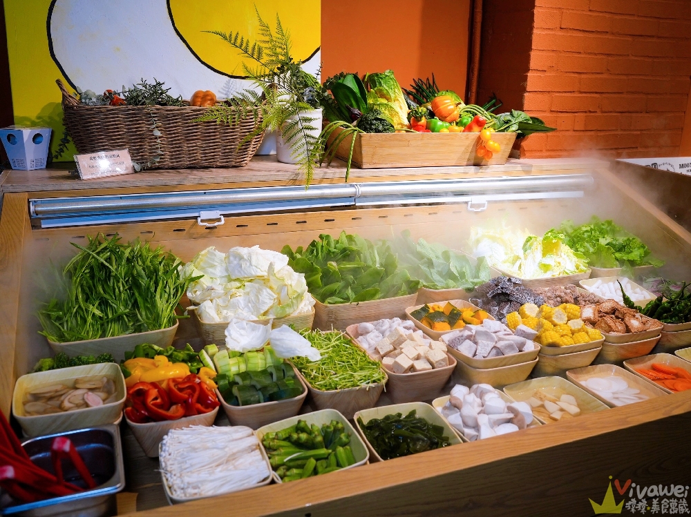 苗栗頭份美食｜『月團圓雞湯火鍋-苗栗頭份店』火鍋控必收！2025全新裝潢自助吧大升級！個人獨享鴛鴦鍋～蔬菜品項豐富～高品質鍋物專賣！