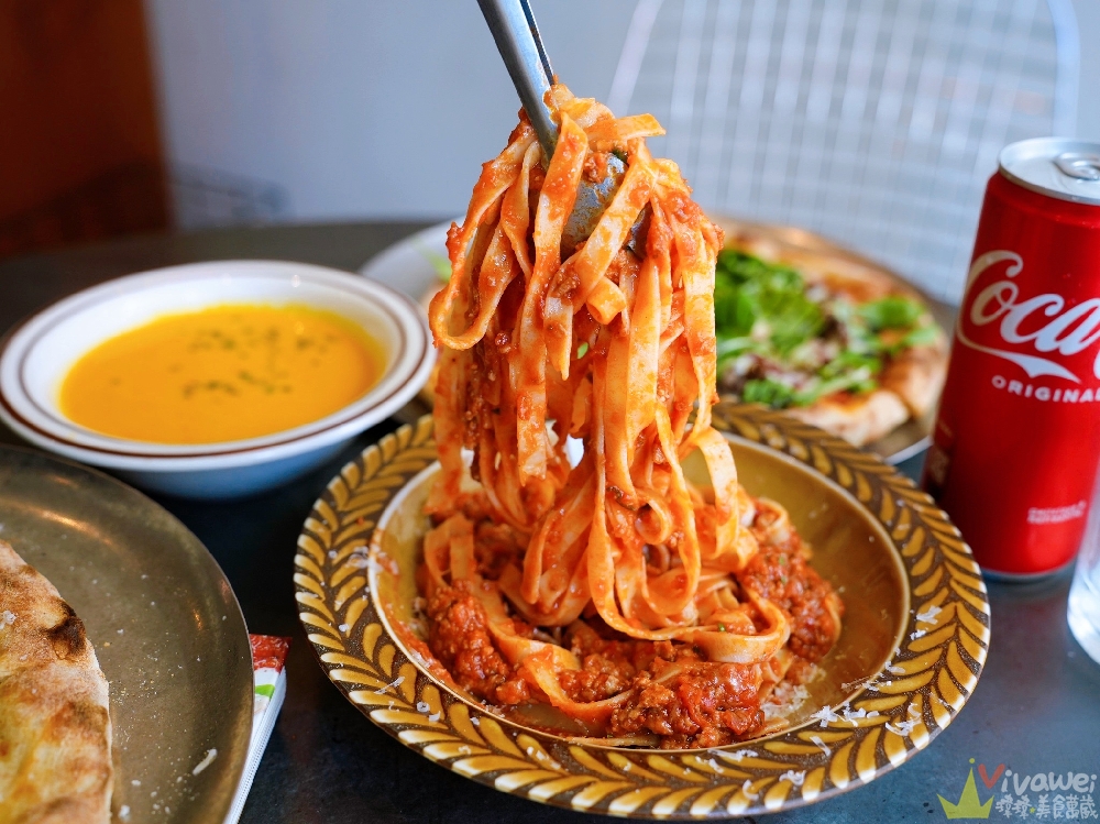 桃園中壢美食｜『品手感披薩 Pin Pizza Bar』內壢現烤披薩香氣逼人！招牌阿山哥鹹豬肉披薩&五種起司披薩！