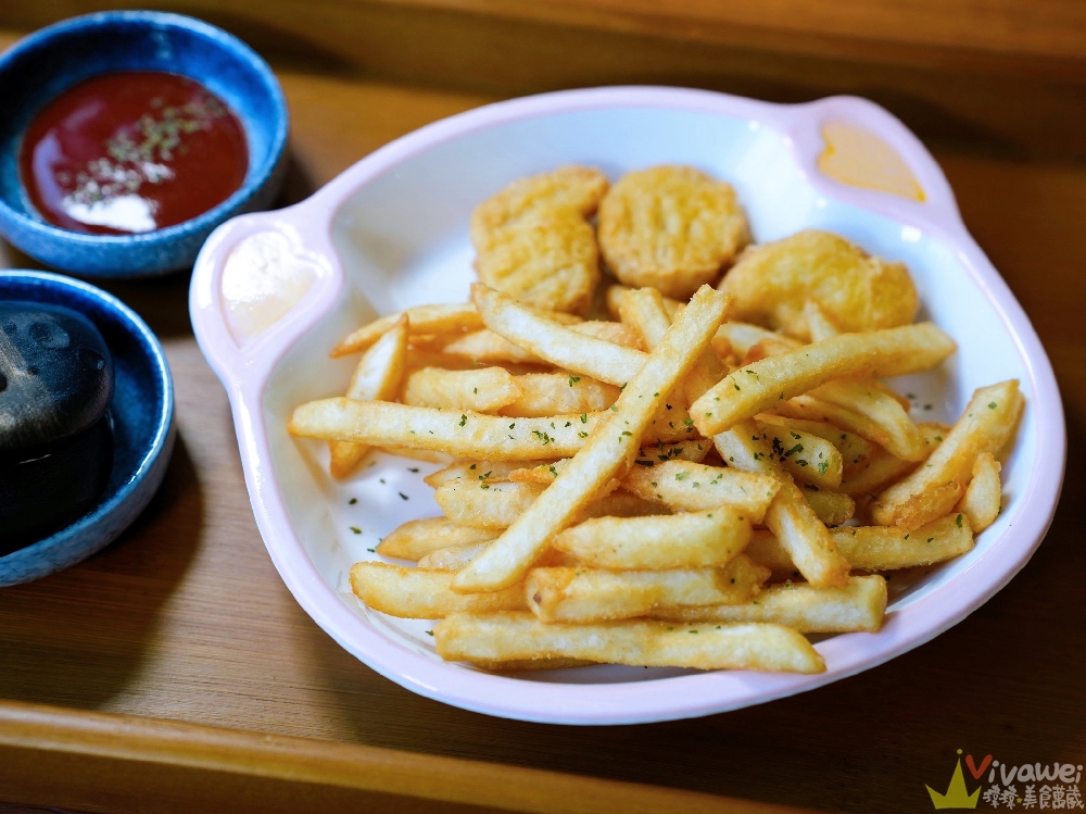 苗栗後龍美食｜『烏色咖啡-高鐵旗艦店』全新開幕！帶有客家元素的黑色質感系餐廳！有正餐料理及後龍店限定的雞蛋糕！