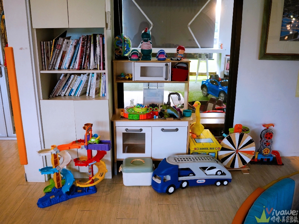 宜蘭冬山住宿｜『湖漾189風格旅店』梅花湖旁的親子民宿推薦～電動車+沙池+戲水池+室內遊戲區+手作早餐一次滿足～綠映親子房開箱！