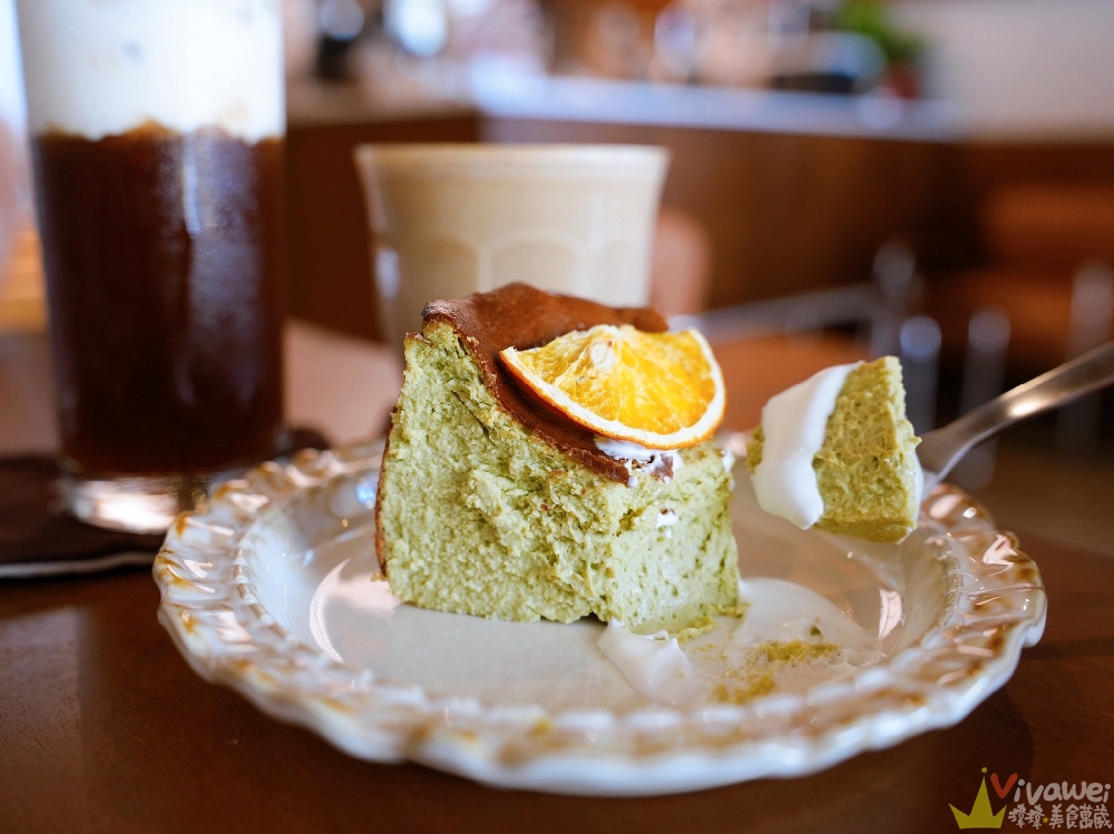 苗栗市美食｜『LI CAFE』近苗栗車站的質感系甜點咖啡店！必吃焙茶水果戚風&藍莓乳酪馬卡龍&奶蓋烏龍巴斯克！
