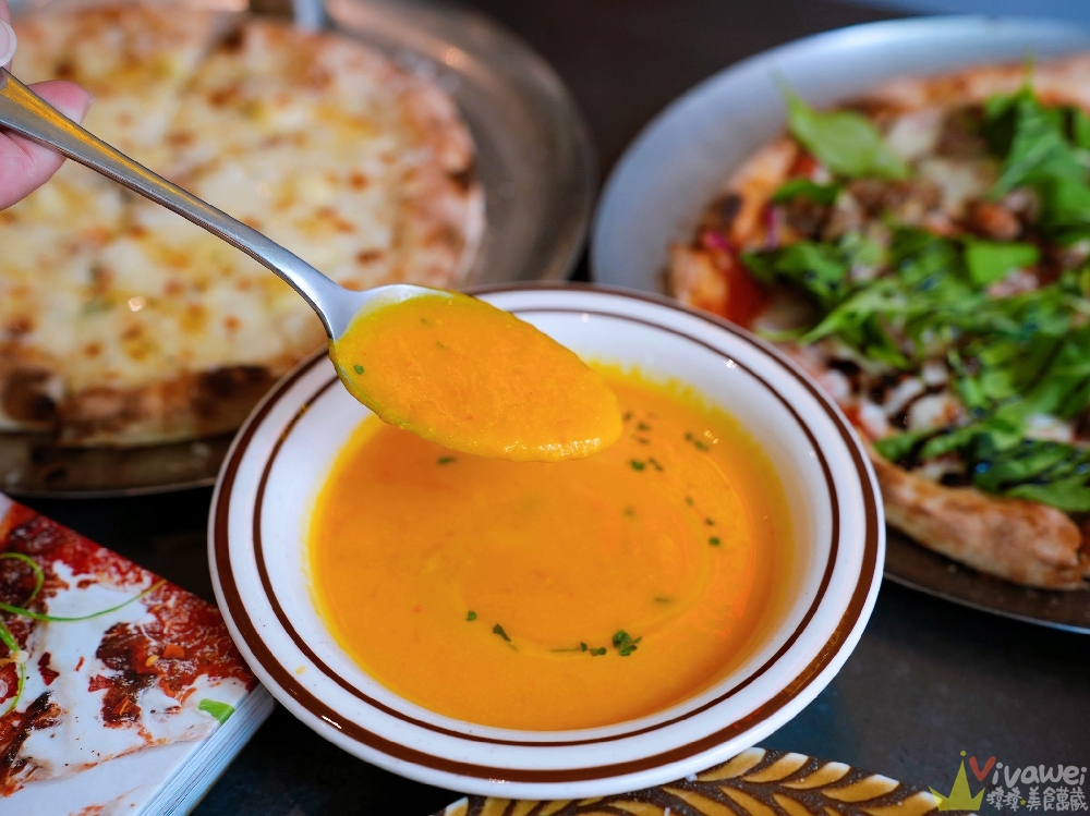 桃園中壢美食｜『品手感披薩 Pin Pizza Bar』內壢現烤披薩香氣逼人！招牌阿山哥鹹豬肉披薩&五種起司披薩！