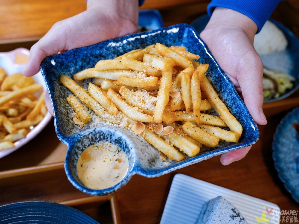 苗栗後龍美食｜『烏色咖啡-高鐵旗艦店』全新開幕！帶有客家元素的黑色質感系餐廳！有正餐料理及後龍店限定的雞蛋糕！