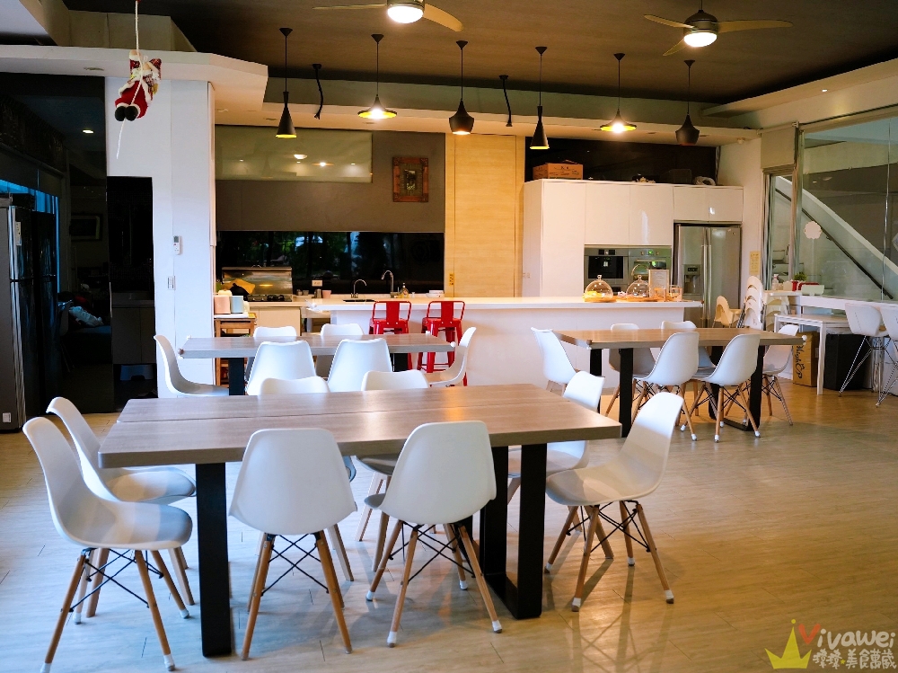 宜蘭冬山住宿｜『湖漾189風格旅店』梅花湖旁的親子民宿推薦～電動車+沙池+戲水池+室內遊戲區+手作早餐一次滿足～綠映親子房開箱！