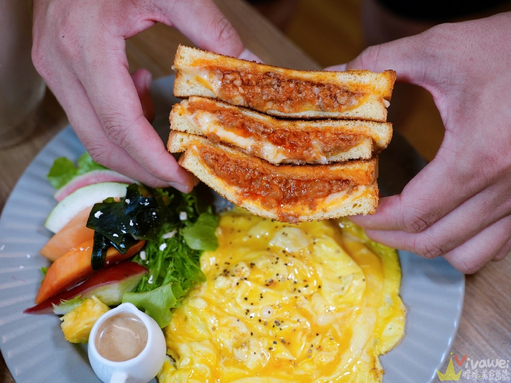 台中市美食｜『阿飛Brunch』台中火車站人氣早午餐！必點肉醬乳酪熱壓吐司&香料熟成咖哩牛～森林系空間超療癒！