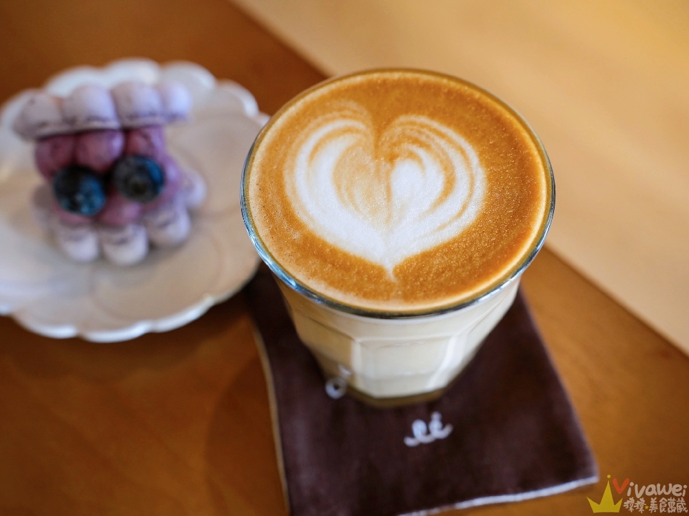 苗栗市美食｜『LI CAFE』近苗栗車站的質感系甜點咖啡店！必吃焙茶水果戚風&藍莓乳酪馬卡龍&奶蓋烏龍巴斯克！