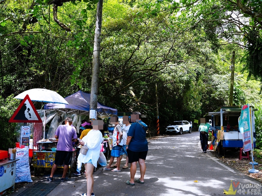 宜蘭礁溪美食｜『礁溪香腸伯』好吃又Juicy的現烤香腸&潤餅大腸包小腸！礁溪跑馬古道 五峰旗榕樹下的排隊攤販！
