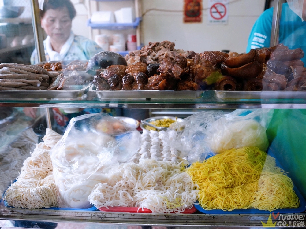桃園平鎮美食｜『橋頭小吃部』一開店就爆滿！每桌必點現切的滷味小菜～還有各式麵類～晚來就吃不到！