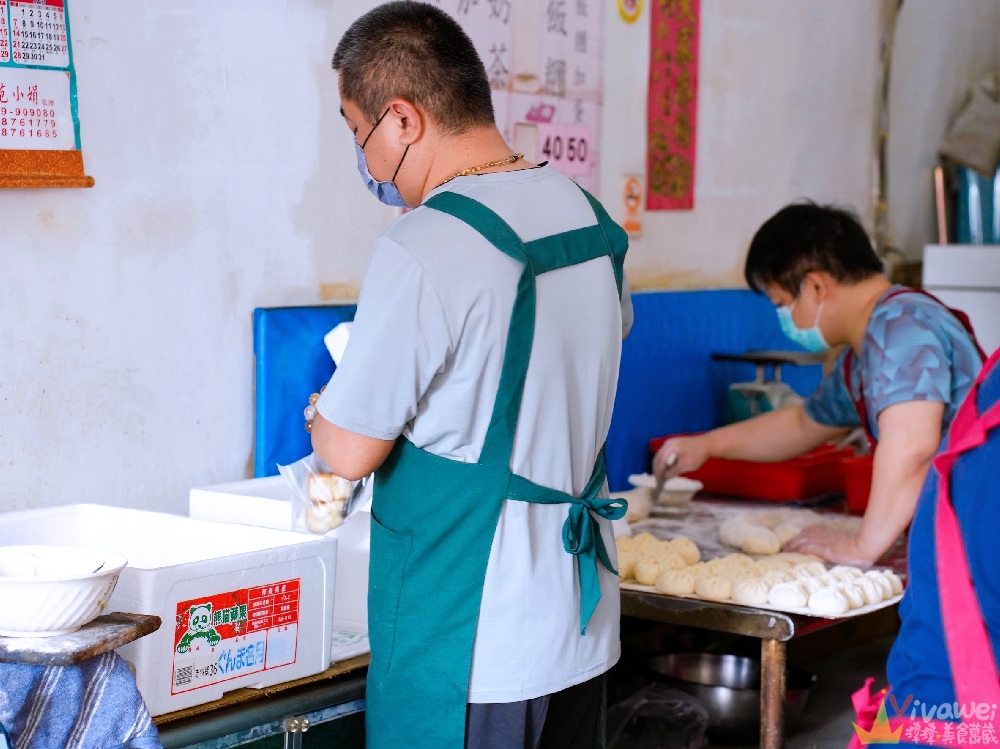 花蓮鳳林美食｜『鳳林水煎包』無招牌在地排隊小吃！超美味的現做水煎包~高麗菜&肉包都好吃！