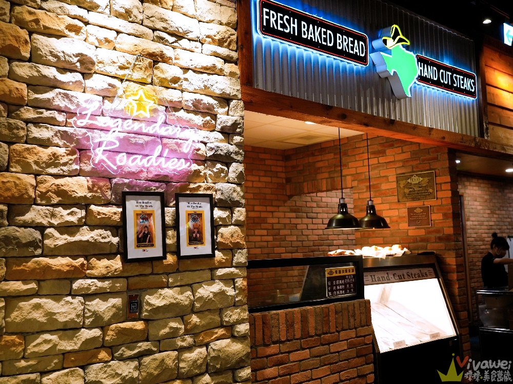 桃園中壢美食｜『Texas Roadhouse 德州鮮切牛排』青埔新光影城/置地廣場xpark二樓！美式排餐專賣店~內用餐包&花生無限吃到飽！