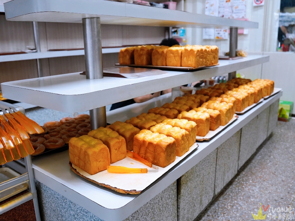 苗栗竹南美食｜『隆興蛋糕城』傳統老派麵包店！必吃預約制的奶油吐司～鬆軟奶香超涮嘴！