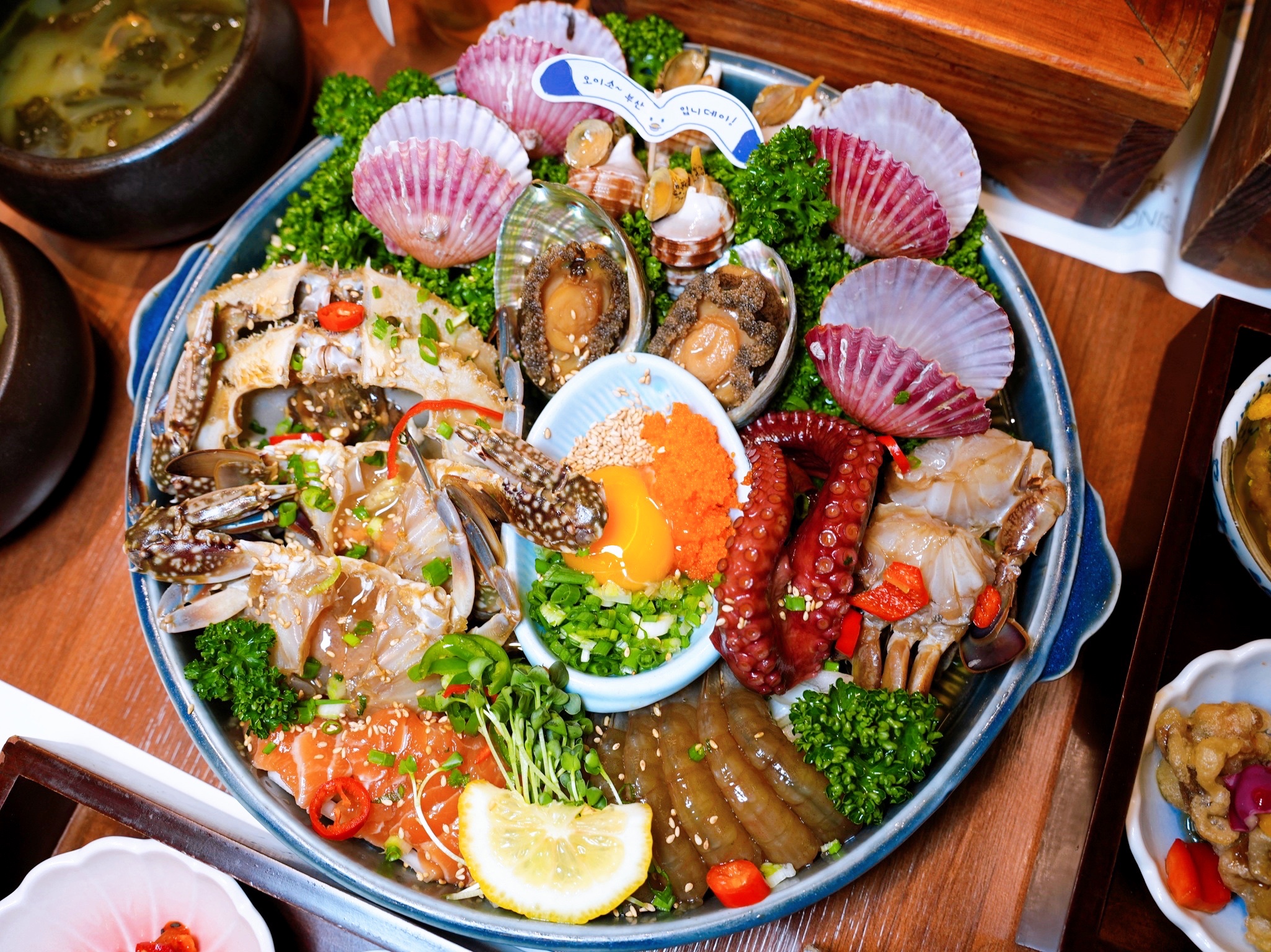 韓國釜山美食｜『尾浦家 松亭分店(미포집 송정직영점)』 美女生醃醬海鮮套餐開箱！松亭海景餐廳+必吃超浮誇醬蟹拼盤！