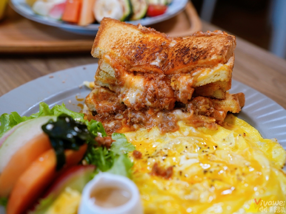 台中市美食｜『阿飛Brunch』台中火車站人氣早午餐！必點肉醬乳酪熱壓吐司&香料熟成咖哩牛～森林系空間超療癒！