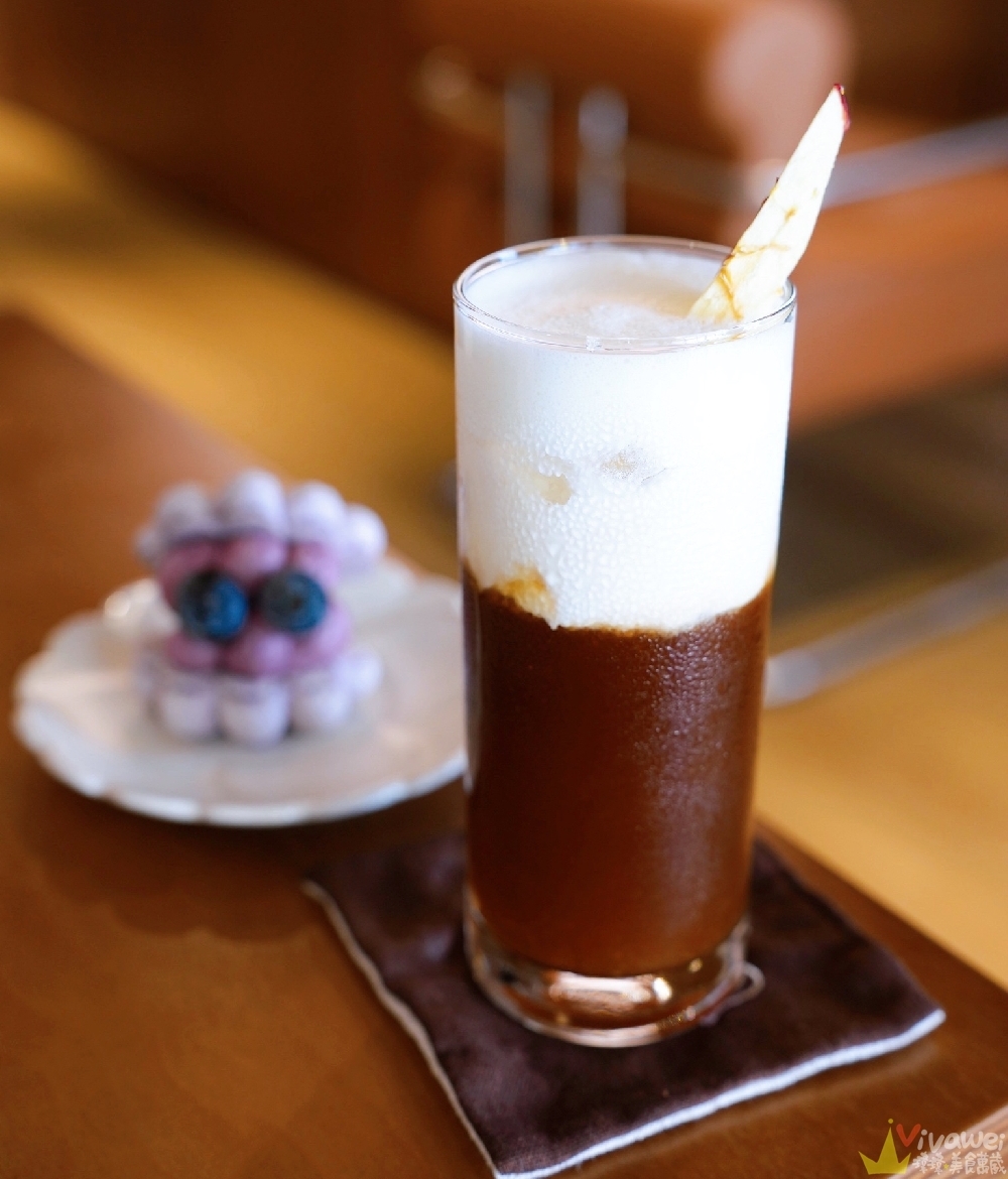 苗栗市美食｜『LI CAFE』近苗栗車站的質感系甜點咖啡店！必吃焙茶水果戚風&藍莓乳酪馬卡龍&奶蓋烏龍巴斯克！