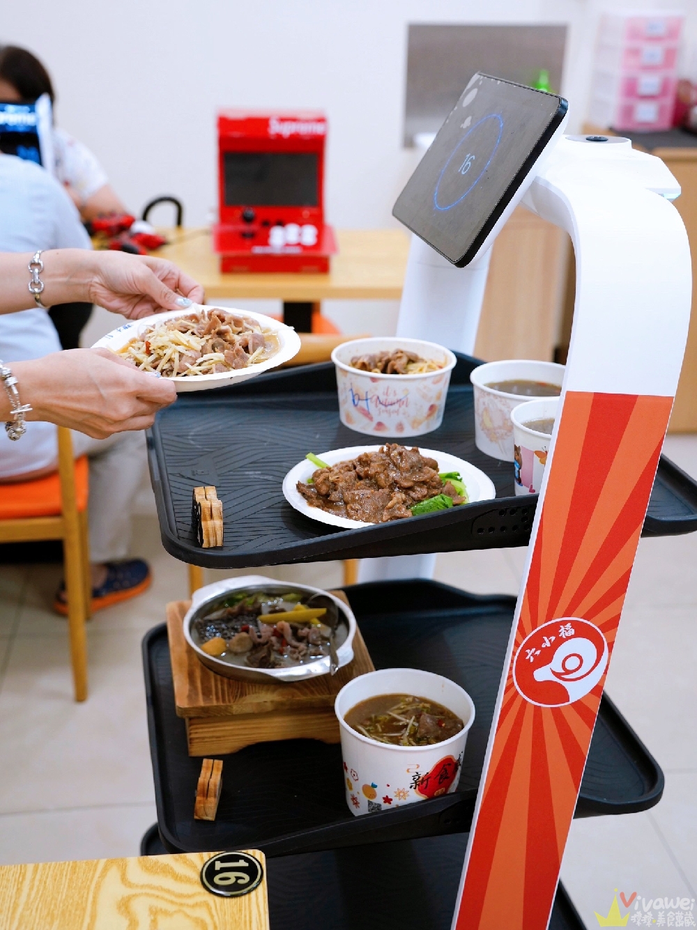 苗栗市美食｜『六小福林記炒羊肉』生意超好～新鮮現炒的羊肉小吃！冷氣開放～飲料免費暢飲～還有兒童遊樂區的舒適小吃店！