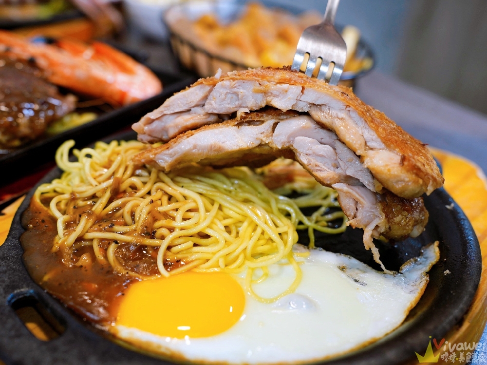 苗栗市美食｜『紅吱吱平價牛排館-苗栗店』排餐只要180元起~可免費加麵一次！自助吧享濃湯,爆米花,抹醬吐司,冷熱飲,霜淇淋免費吃到飽！