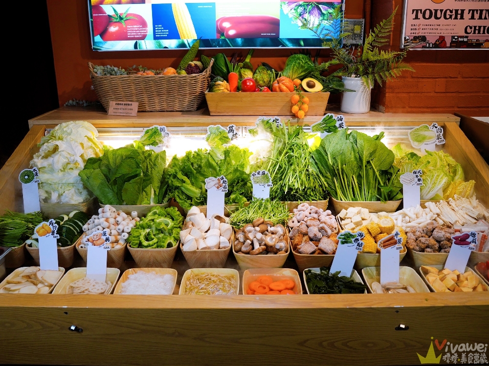苗栗頭份美食|『月團圓雞湯火鍋-苗栗頭份店』最低388元起蔬菜自助吧吃到飽~大推單人獨享鴛鴦鍋~超狂香菜皮蛋鍋新上市! 苗栗頭份美食|『月團圓雞湯火鍋-苗栗頭份店』最低388元起蔬菜自助吧吃到飽~大推單人獨享鴛鴦鍋~超狂香菜皮蛋鍋新上市!