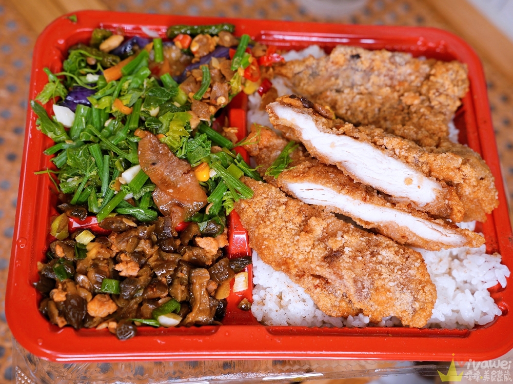 桃園中壢美食｜『一品香飲食店』中原超強排隊便當店！均一價100元！配菜超有誠意~必吃炸雞排便當加辣！