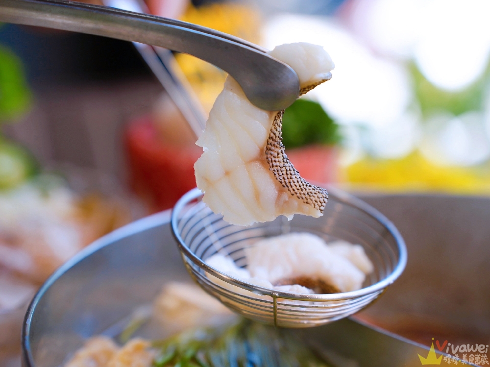 桃園中壢美食｜『鍋強強極緻火鍋』新升級桌邊蔬菜免費續&氣泡飲料暢飲&指定套餐+100元肉肉吃到飽！附設免費停車場~親子友善餐廳~回訪多次的質感火鍋店！